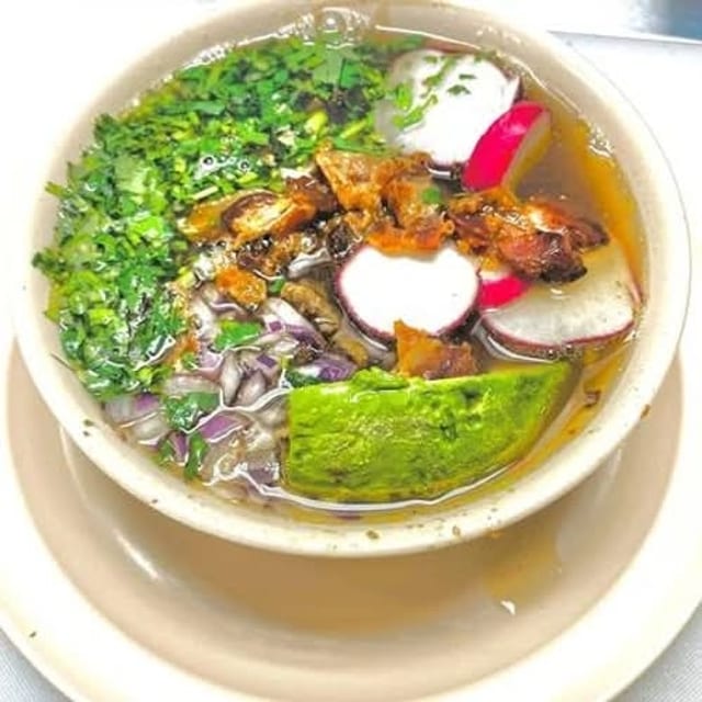 Carne en su jugo en 2 platos.